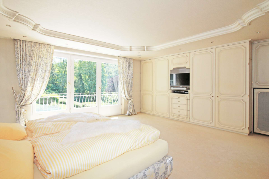 Schlafzimmer mit Ostbalkon