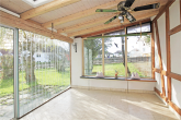 großzügiger Wintergarten mit - Einfamilienhaus mit Wintergarten, Terrassen und Balkon in ruhiger Wohnlage
