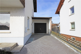 Hauszugang und Garage - Einfamilienhaus mit Wintergarten, Terrassen und Balkon in ruhiger Wohnlage