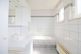 Tageslichtbad mit Badewanne