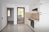 Küche mit Zugang zum Balkon / - Doppelhaushälfte in zentraler Lage mit großzügiger Garage
