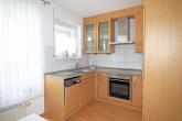 funktionelle Einbauküche - Betreutes Wohnen im Zentrum – helle 3-Zimmer-Wohnung mit Balkon