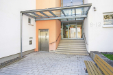 Eingang Rossgasse mit Aufzug - Betreutes Wohnen im Zentrum – helle 3-Zimmer-Wohnung mit Balkon