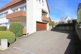 Großzügige Hofeinfahrt - Großzügiges Wohnhaus mit 3 Balkonen, Loggia und Terrasse