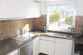 funktionelle Einbauküche - Helle Penthouse-Wohnung mit ca. 60 m² Außenfläche: Große Dachterrasse, Loggia und Balkon