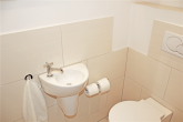 modernisiertes WC - Helle Penthouse-Wohnung mit ca. 60 m² Außenfläche: Große Dachterrasse, Loggia und Balkon