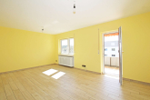 Wohnbereich mit Zugang zum Balkon - Modernisiert und bezugsfertig – gepflegte 3-Zimmer-Wohnung mit Balkon und Garage