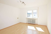 Zimmer - Modernisiert und bezugsfertig – gepflegte 3-Zimmer-Wohnung mit Balkon und Garage