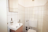 modernisiertes, separates WC - Modernisiert und bezugsfertig – gepflegte 3-Zimmer-Wohnung mit Balkon und Garage