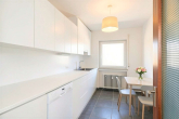 Einbauküche - KI-generiert - Modernisiert und bezugsfertig – gepflegte 3-Zimmer-Wohnung mit Balkon und Garage