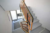 Treppenhaus - Modernisiert und bezugsfertig – gepflegte 3-Zimmer-Wohnung mit Balkon und Garage