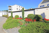 gepflegte Außenanlage - Modernisiert und bezugsfertig – gepflegte 3-Zimmer-Wohnung mit Balkon und Garage