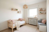 Zimmer - KI-generiert - Modernisiert und bezugsfertig – gepflegte 3-Zimmer-Wohnung mit Balkon und Garage