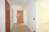 Wohnungseingang - Modernisiert und bezugsfertig – gepflegte 3-Zimmer-Wohnung mit Balkon und Garage