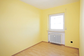 Zimmer - Modernisiert und bezugsfertig – gepflegte 3-Zimmer-Wohnung mit Balkon und Garage