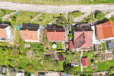 Luftaufnahme - Gepflegtes Einfamilienhaus mit Panoramablick in Waldrandlage