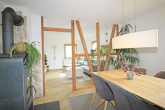 Wohn-/ Essbereich mit Kaminofen - Gepflegtes Einfamilienhaus mit Panoramablick in Waldrandlage