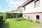 gepflegte Gartenanlage - Gepflegtes Einfamilienhaus mit Panoramablick in Waldrandlage