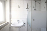 Tageslichtbad mit Dusche und Waschbecken - Gepflegtes Einfamilienhaus in sonniger Wohnlage