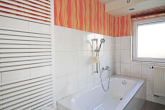 Badwanne und Dusche - Energetisch saniertes Wohnhaus in ruhiger Stadtrandlage