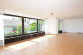 lichtdurchfluteter Wohn-/ Essbereich - Attraktives Wohnhaus mit Einliegerwohnung in bevorzugter Wohnlage