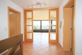 Heller Eingangsbereich - Attraktives Wohnhaus mit Einliegerwohnung in bevorzugter Wohnlage