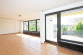 Zugang zur Sonnenterrasse - Attraktives Wohnhaus mit Einliegerwohnung in bevorzugter Wohnlage