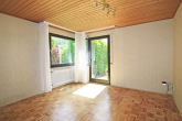 Wohnbereich mit Zugang zur Terrasse - Attraktives Wohnhaus mit Einliegerwohnung in bevorzugter Wohnlage