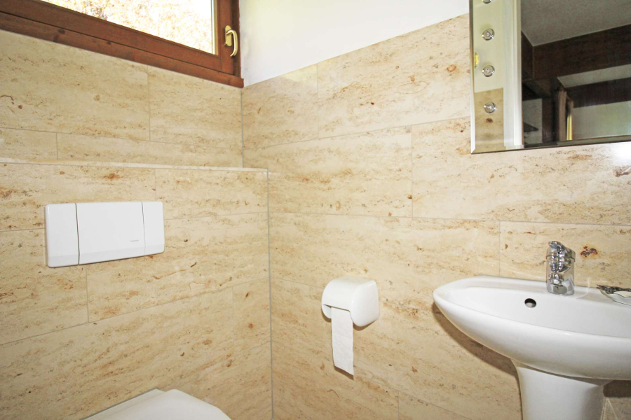 Naturstein-Gäste-WC