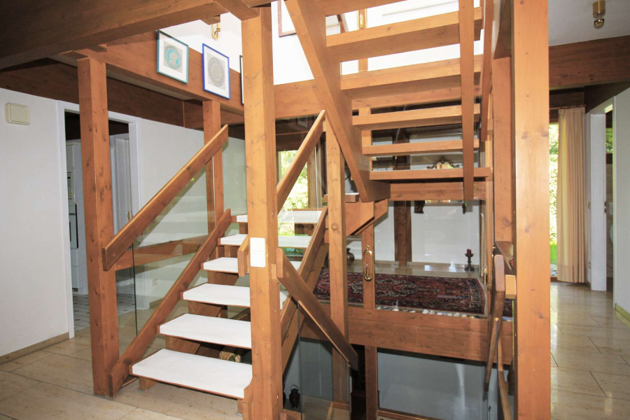 Holztreppe mit Verglasung