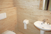 Gäste-WC / Erdgeschoss - Transparente Eleganz – Design aus Holz und Glas in bester Wohnlage