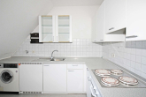 Einbauküche - Helles Single-Appartement mit Westbalkon und Garage