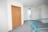 Zugang zur Wohnung - Helles Single-Appartement mit Westbalkon und Garage