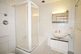 Bad - Helles Single-Appartement mit Westbalkon und Garage