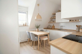 Einbauküche - KI-generiert - Helles Single-Appartement mit Westbalkon und Garage